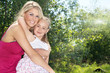 Mutter und Tochter haben sich lieb Mutter und Tochter haben sich lieb