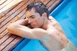 Entspannter Mann am Poolrand Entspannter Mann am Poolrand
