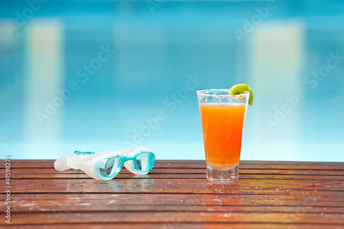 Photo: Cocktail am Pool mit Schwimmbrille Cocktail am Pool mit Schwimmbrille