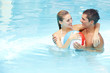 Paar badet mit Wasserball