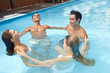 Gruppe bildet Kreis beim Aquafitness Gruppe bildet Kreis beim Aquafitness