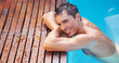Lachender Mann im Pool Lachender Mann im Pool