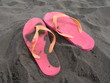 Sandalen im schwarzen Sand