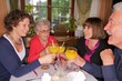 Photo: Familie beim anstoßen Familie beim anstoßen