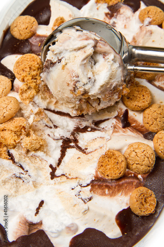 Foto: gelato al cioccolato con biscottini gelato al cioccolato con biscottini