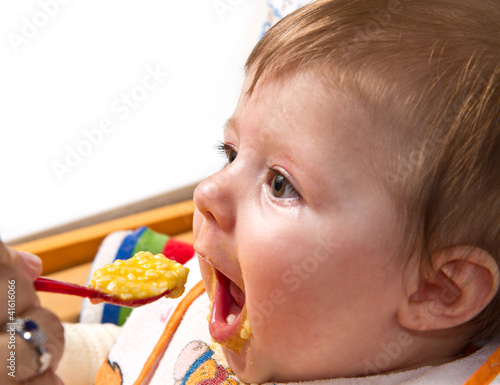 Foto: bambino che mangia bambino che mangia