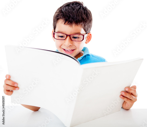 Foto: Boy reading a book Boy reading a book