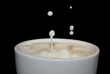 Milch tropft in Tasse Milch tropft in Tasse