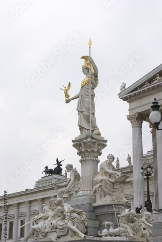Photo: Statue vor dem Wiener Parlament Statue vor dem Wiener Parlament