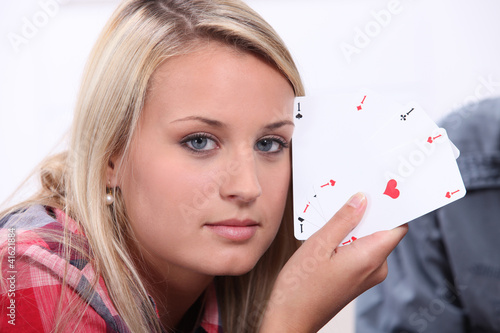 Foto: Girl showing poker cards Girl showing poker cards