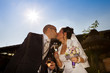 Hochzeitskuss mit Sonnenschein nach Heirat Kuss