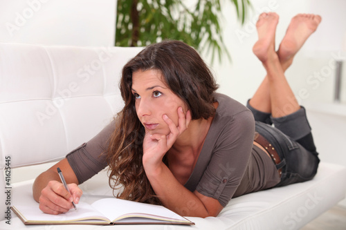 Foto: Woman writing in her diary Woman writing in her diary