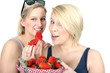 frische Erdbeeren probieren