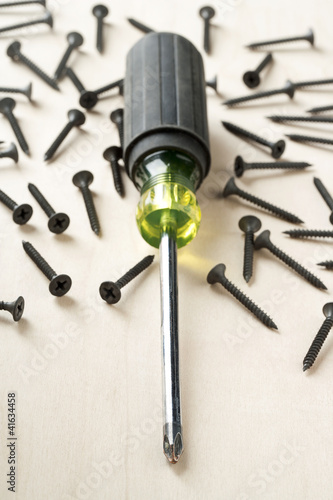 Foto: screw driver and screws screw driver and screws