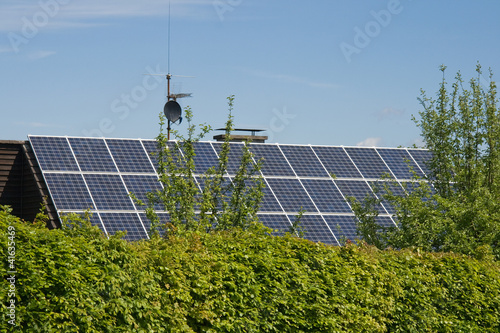 Photo: Wohnhaus mit Solarzellen auf dem Dach Wohnhaus mit Solarzellen auf dem Dach