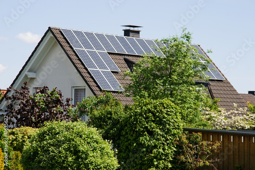 Photo: Wohnhaus mit Solarzellen auf dem Dach Wohnhaus mit Solarzellen auf dem Dach