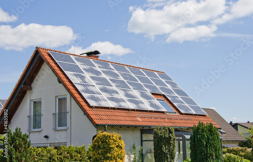 Photo: Wohnhaus mit Solarzellen auf dem Dach Wohnhaus mit Solarzellen auf dem Dach