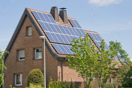 Photo: Wohnhaus mit Solarzellen auf dem Dach Wohnhaus mit Solarzellen auf dem Dach