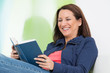 frau hat spaß am lesen