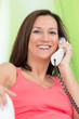 lachende frau am telefon