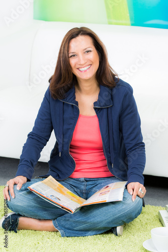 Photo: frau sieht sich eine modezeitschrift an frau sieht sich eine modezeitschrift an
