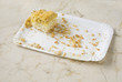 Foto: piece of yeast (streusel ) cake on a cardboard tray piece of yeast (streusel ) cake on a cardboard tray