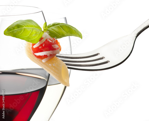 Foto: wine glasses with macaroni wine glasses with macaroni