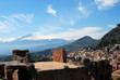Sizilien - Blick vom antiken Theater auf Taormina und Etna