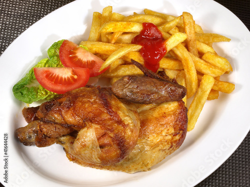 Foto: Halbes Grillhähnchen mit Pommes Frites Halbes Grillhähnchen mit Pommes Frites