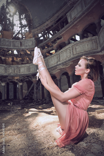 Foto: ballet dancer posing on theatre ballet dancer posing on theatre