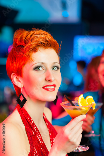 Foto: Leute in einem Club oder einer Bar trinken Cocktails Leute in einem Club oder einer Bar trinken Cocktails
