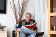 Älterer Mann liest ein Buch
