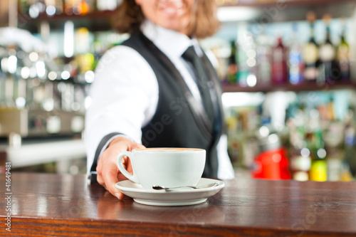 Foto: Barista bereitet Cappuccino zu in seinem Cafe Barista bereitet Cappuccino zu in seinem Cafe