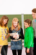 Schüler mit Lehrer vor der Schultafel in der Schule
