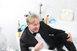 Mann im Smoking in der Badewanne