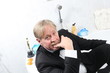 Mann im Smoking in der Badewanne