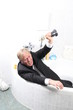 Mann im Smoking in der Badewanne