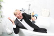 Mann im Smoking in der Badewanne