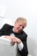 Mann im Smoking in der Badewanne