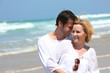 Photo en ligne au meilleur prix Couple embracing on the beach