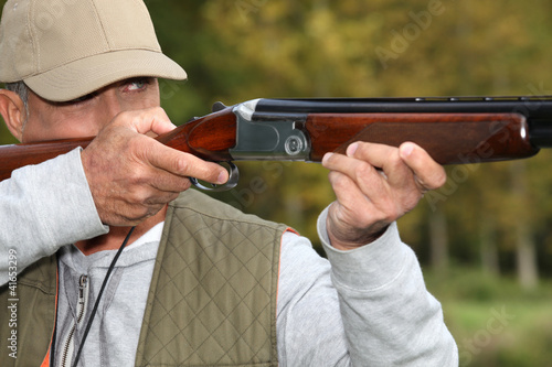 Foto: Hunter with rifle Hunter with rifle