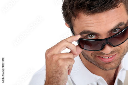 Foto: Man wearing sunglasses Man wearing sunglasses