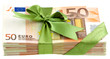 liasse de billets de 50 euros en paquet cadeau