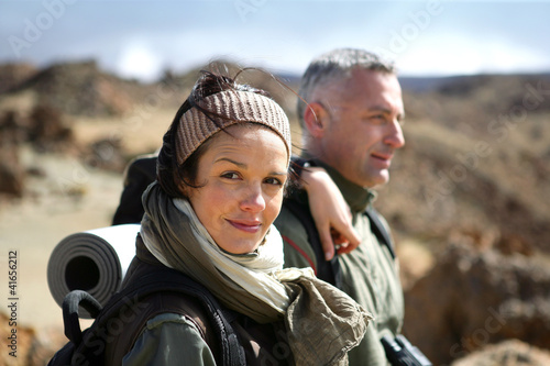 Foto: Couple hiking through the wilderness Couple hiking through the wilderness