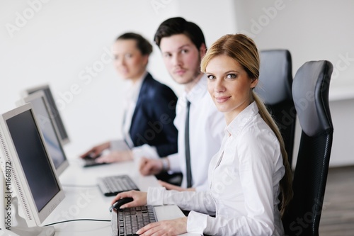 Foto: business people group working in customer and help desk office business people group working in customer and help desk office
