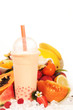 Bubble Tea hell mit roten Perlen und Früchtedeko Bubble Tea hell mit roten Perlen und Früchtedeko