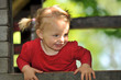 Mädchen auf dem Spielplatz im Spielhaus