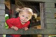 Mädchen auf dem Spielplatz im Spielhaus