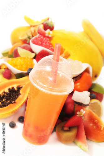 Foto: Bubble Tea Orange mit Obstdeko Bubble Tea Orange mit Obstdeko