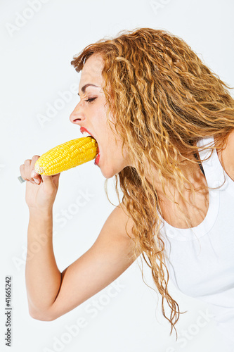 Photo: Blonde Frau isst Maiskolben Blonde Frau isst Maiskolben